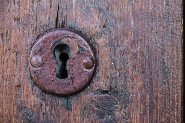 Fechadura de segurança para uma velha porta de madeira no jardim — Fotografia de Stock