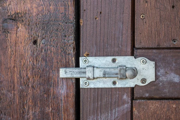 Fechadura de segurança para uma velha porta de madeira no jardim — Fotografia de Stock