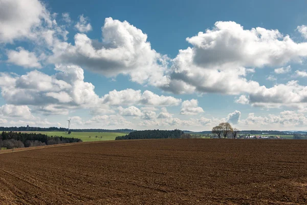 Grandes campos marrones de suelo fértil, bosque verde y energía eólica en — Foto de Stock