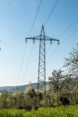 Güç pilon yeşil sahada