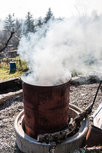 Bahçenin ortasında tüten fıçı.