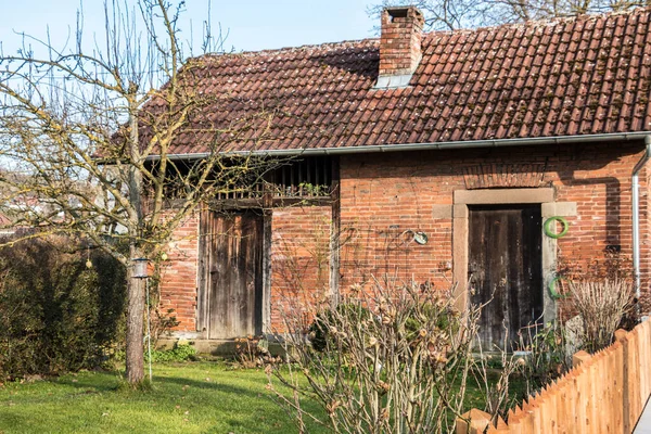 Pequena Casa Tijolo Com Pequeno Jardim Árvore Cerca — Fotografia de Stock