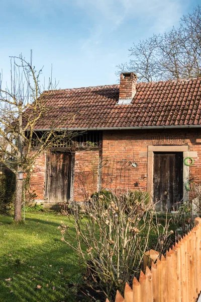 Pequena Casa Tijolo Com Pequeno Jardim Árvore Cerca — Fotografia de Stock