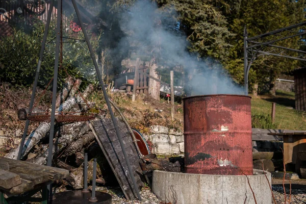 Rauchende Tonne Mitten Garten Stockbild