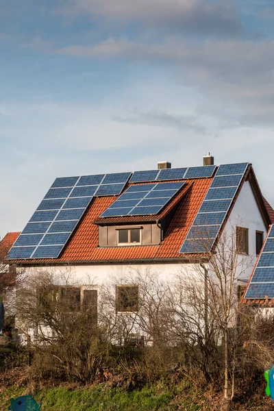 Casa Com Monte Painéis Solares Telhado Fotos De Bancos De Imagens Sem Royalties