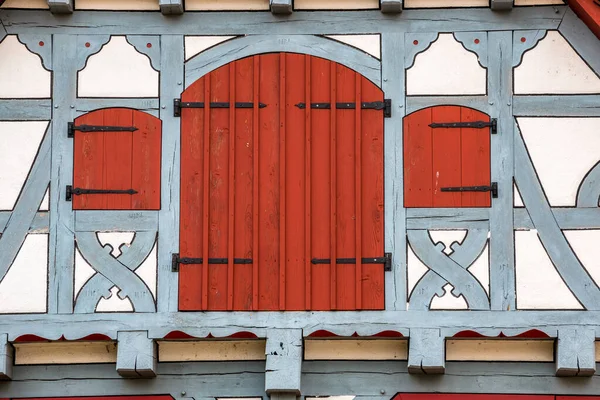 Ancien Bâtiment Historique Avec Poutres Bois Bleu Fenêtres Rouges Portes — Photo