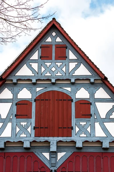 Antigo Edifício Histórico Com Vigas Madeira Azul Janelas Vermelhas Portas — Fotografia de Stock