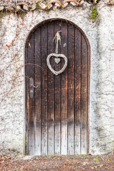 Puerta Madera Vieja Una Pared Piedra Larga — Foto de Stock