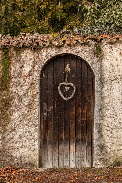 Old Wooden Door Long Stone Wall — Stock Photo, Image