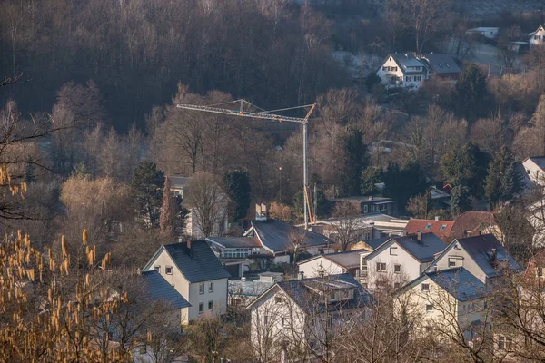 Kleiner Kran Zwischen Häusern Einem Kleinen Dorf — Stockfoto