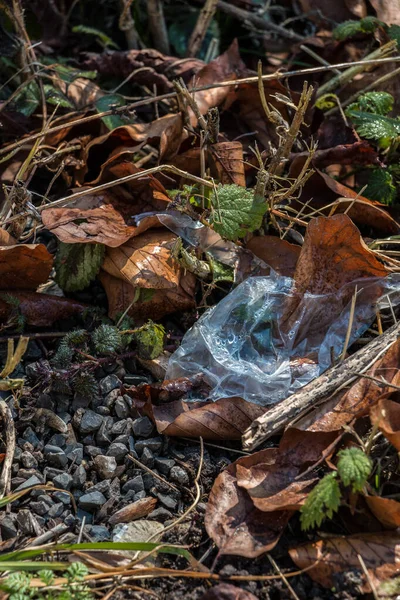 Residuos Plásticos Tirados Medio Naturaleza — Foto de Stock