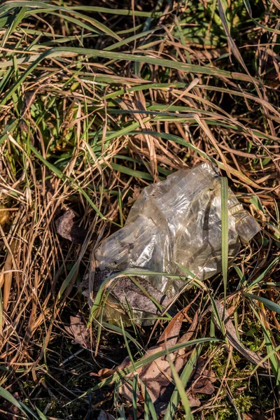 Residuos Plásticos Tirados Medio Naturaleza — Foto de Stock