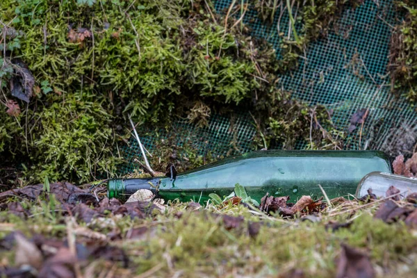 Botella Vidrio Tirada Medio Naturaleza — Foto de Stock