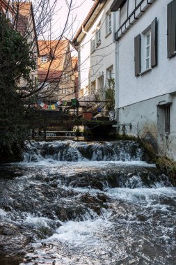 Nehrin kıyısındaki eski tarihi binalar.