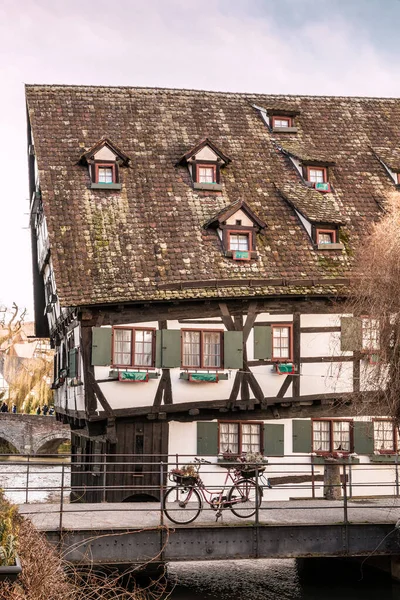 Vieux Bâtiments Historiques Dans Vieille Partie Ville Près Rivière — Photo