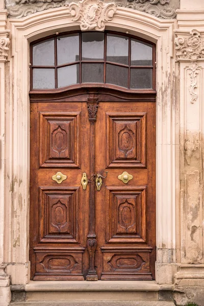 Старая Деревянная Дверь Старого Исторического Здания — стоковое фото