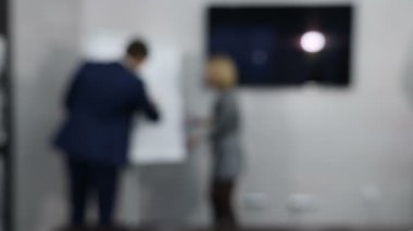 Bulanık, ufuk, görüntü video. Başarılı iş takım yoğun bir yandan çalışma grafik flip grafikte çizilmiş. Planlama, tartışıyor. 4 k'dan fazla vurdu