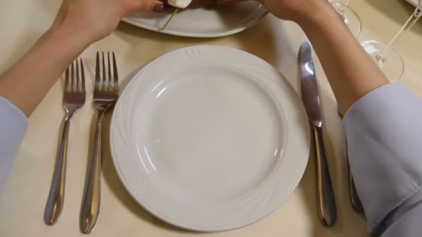 Vista superior de las manos femeninas sosteniendo bruschetta poniéndolo en el plato. tiro en 4k — Vídeos de Stock