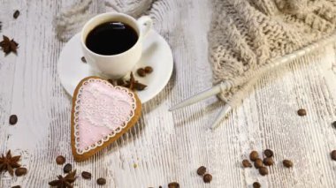 St Sevgililer günü arka plan. Bir fincan kahve ve bisküvi zencefilli, iğne ve iplik üzerinde ahşap arka plan vardır. bisciut Shot 4 k şeklinde ok el koyar