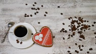 İlişkileri seviyorum. St. Valentine kavramı. Üstten Görünüm fincan kahve ve bir zencefilli bisküvi kalp şeklinde ahşap arka plan kahve çekirdekleri ile vardır. el koyar ben gerekir size mesaj notu, 4 k