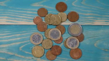 Dünya çapında sanal internet cryptocurrency ve dijital ödeme sistemi. El bitcoin sembolü euro sikkeleri üzerinde koyar. Gelecekte ekonomi. 4 k'dan fazla vurdu