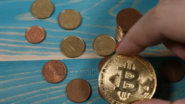 全球虚拟互联网 cryptocurrency 和数字支付系统。女性手在欧元硬币上放上比特币的符号。未来的经济。4k 拍摄 — 图库视频影像