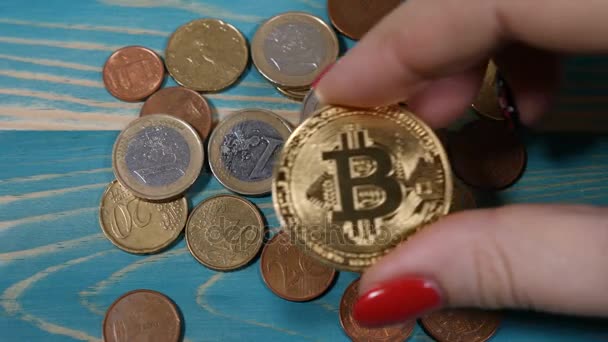 全球虚拟互联网 cryptocurrency 和数字支付系统。女性手在欧元硬币上放上比特币的符号。未来的经济。4k 拍摄 — 图库视频影像