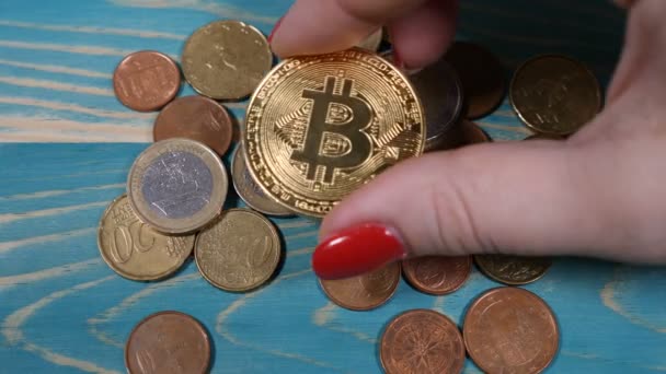 Criptomoneda de Internet virtual en todo el mundo y sistema de pago digital. La mano femenina pone símbolo de bitcoin en monedas de euro. Economía futura. Disparo en 4k — Vídeos de Stock