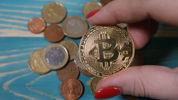 世界中の仮想インターネット cryptocurrency とデジタル決済システム。女性の手指で bitcoin のシンボルを回転し、ユーロ硬貨のそれを置きます。将来の経済。4 k で撮影します。 — ストック動画