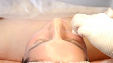 Güzellik Kliniği kavramı. Ten welness yakın çekim yapma botox enjeksiyon için kadın dudaklar eller. Genç kadın yüz enjeksiyon etmek alır... Yüz gençleştirme. 4k