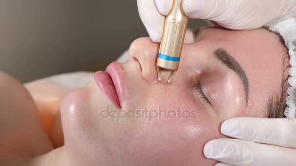 美容クリニック。美容の機械コンセプト。美容は、レーザーで血管スパイダーに対して顔のプロシージャになります。メスの患者の顔に化粧品の手順を取得します。4 k で撮影します。 — ストック動画