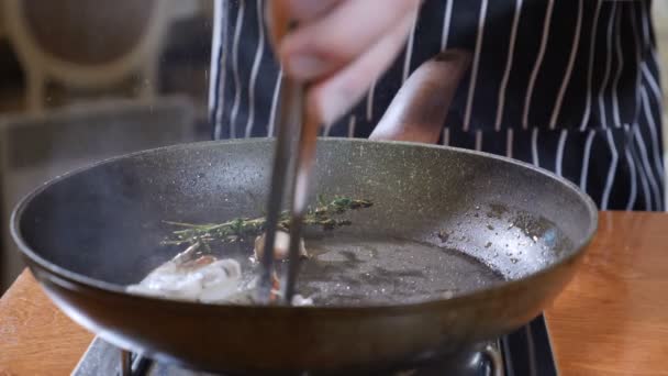 Close-up van een chef-kok voorbereiding flamberen stijl schotel op een Pan. Slow-motion. Olie en Alcohol ontbranden met Open vlammen. Koken garnalen van de tijger. Schot in 4k — Stockvideo