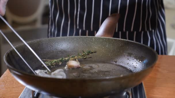 Close-up de um Chef Preparando prato estilo Flambe em uma panela. Movimento lento. Óleo e Álcool Ignite com Chamas Abertas. Cozinhar camarão tigre. Tiros em 4K — Vídeo de Stock