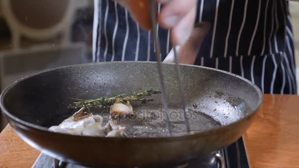 Close-up van een chef-kok voorbereiding flamberen stijl schotel op een Pan. Slow-motion. Olie en Alcohol ontbranden met Open vlammen. Koken garnalen van de tijger. Schot in 4k — Stockvideo