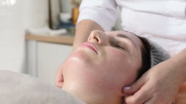 Güzellik kavramı. Şevval Özçelik Güzellik yapma yüz masajı hazırlanıyor istemci yüz cilt Botoks enjeksiyonu için kapatın. Yüz gençleştirme. 4 k'dan fazla vurdu