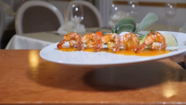 Primer plano de Flambe Style Plato de camarones tigre en un plato que se sirve en el restaurante por el camarero en guantes. Smoke Slow motion. .. Full hd — Vídeo de stock