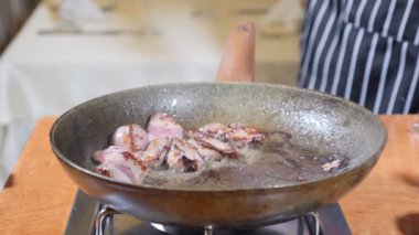 Şef yemek Flambe tarzı ile yemek restoran sıcak bir tava üzerinde karaciğer dilim close-up. Ağır çekim.