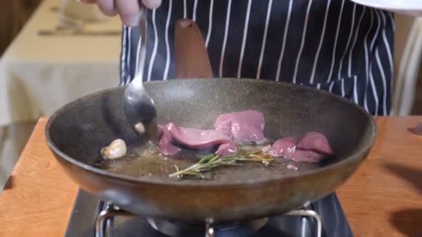 Närbild av kock Matlagning Flambe Style maträtt med skivor av levern på en het stekpanna i restaurangen. Att sätta skivor av levern på pannan. Slow motion. — Stockvideo