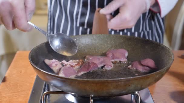 Primer plano de Chef Cooking Flambe Style Dish con rodajas de hígado en una sartén caliente en el restaurante. Agitar con cuchara. Movimiento lento . — Vídeos de Stock