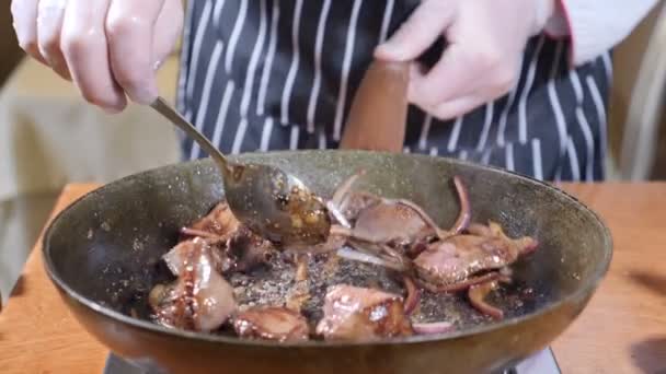 Närbild av kock Matlagning Flambe Style maträtt med skivor av levern på en het stekpanna i restaurangen. Omrörning pan med skålen. Slow motion. — Stockvideo