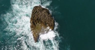 Hava dron kuşlar göz görüş video dalgalar deniz ve kayalar, turkuaz su. tropik cennet Pasifik atoll Adaları. Üstten Görünüm. 4 k'dan fazla vurdu