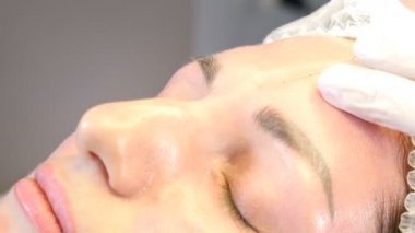 Güzellik Kliniği. Şevval Özçelik Güzellik kadın bir cilt için yüz yaşlanma enjeksiyon yapma eldiven eller. Bir kadın Güzellik yüz kozmetik prosedür alır. Botox enjeksiyonu için kadın alın. kollajen enjeksiyonları. Atış