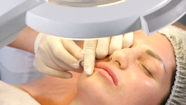 Beauty kliniken koncept. Närbild av kosmetolog händer att göra botox injektion till kvinnliga läppar. Ung kvinna blir facial injektionsproceduren. Facial föryngring. 4k — Stockvideo