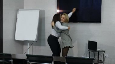 İş arkadaşlarınızla dans ya da ofiste iyi eğlenceler. Genç kadın iş kadınları başarı kutlamak. İyi işler. Mutlu ofis hayat. 4k