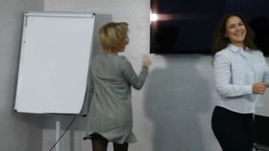 Ofiste mutlu dans genç kadın iş adamları. Zafer ve dans Office kutluyor mutlu iş takım. 4k