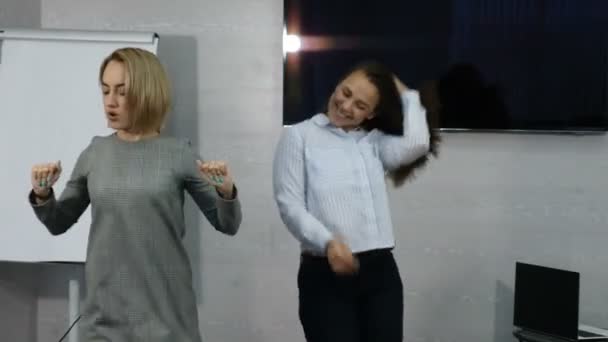 Jóvenes mujeres de negocios bailando felices en la oficina. Feliz equipo de negocios celebrando la victoria y la danza en la oficina. 4k — Vídeos de Stock