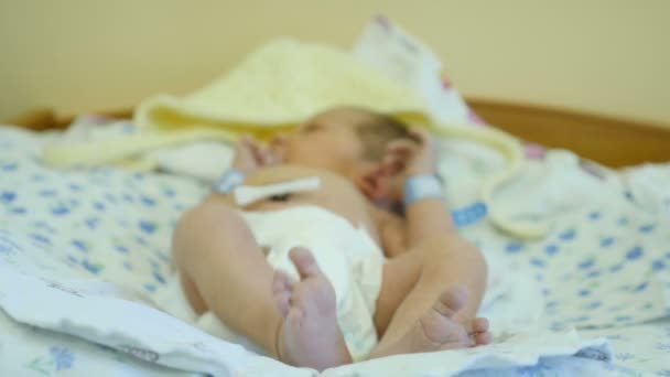 Ein Neugeborenes in der Geburtsklinik. glückliche Elternschaft. gesundes Kind macht sich bereit, nach Hause gefahren zu werden. Voll hd — Stockvideo