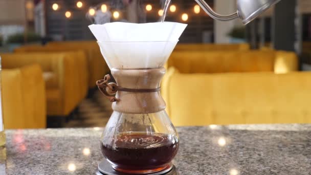 Modern ve alternatif yollar kahve yapma. Barista brews kahve kahve makinesi Chemeks kullanarak. Eller sıcak su içine kağıt filtre kahve ile dışarı pot dökme kapatın. Ağır çekim — Stok video