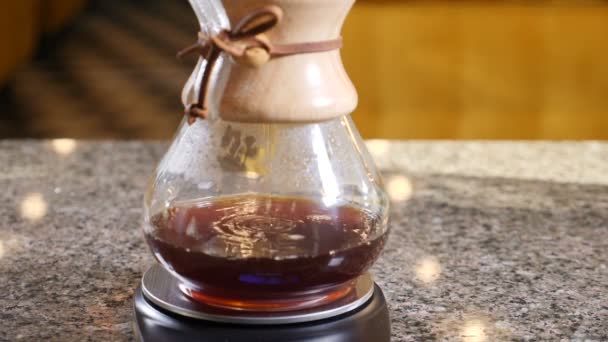 Formas modernas y alternativas de hacer café.. Primer plano de un barista haciendo café hecho a mano. Añadir café molido y verter agua caliente.cámara lenta — Vídeos de Stock