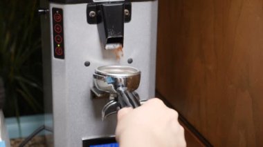 Modern ve alternatif yollar kahve yapma... Bir barista kahve yapma yakın çekim. Ağır çekim. Yapma çekilmiş kahve kahve öğütücü ile
